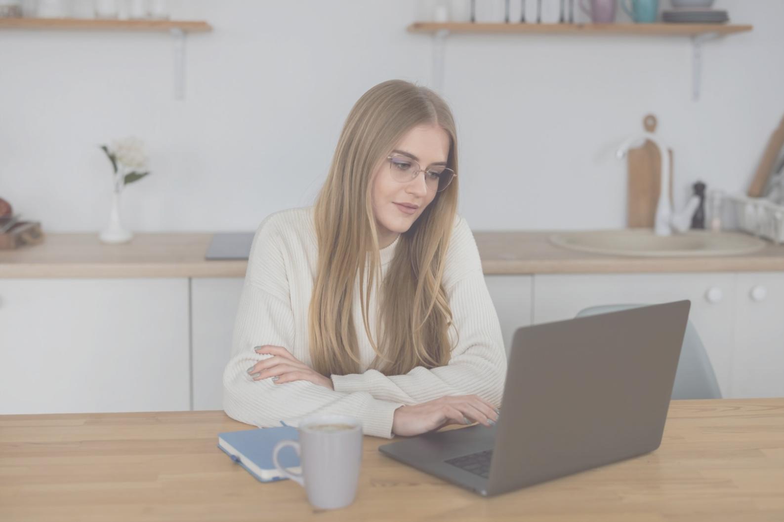 Environnement de trading professionnel avec écrans multiples